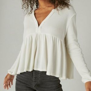 Lucky Brand Waffle Knit Peplum Long Sleeve Deep V Shirt in Cream in size xs